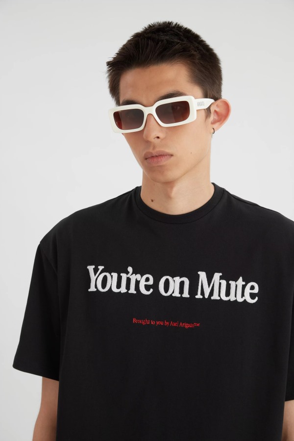 Mute T-shirt Zwart Axel Arigato
