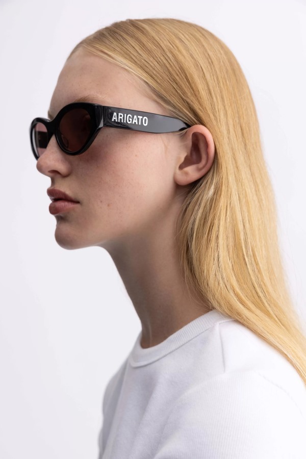 Axel Arigato Tonia Cat-eye Zonnebril Zwart Dark Blush