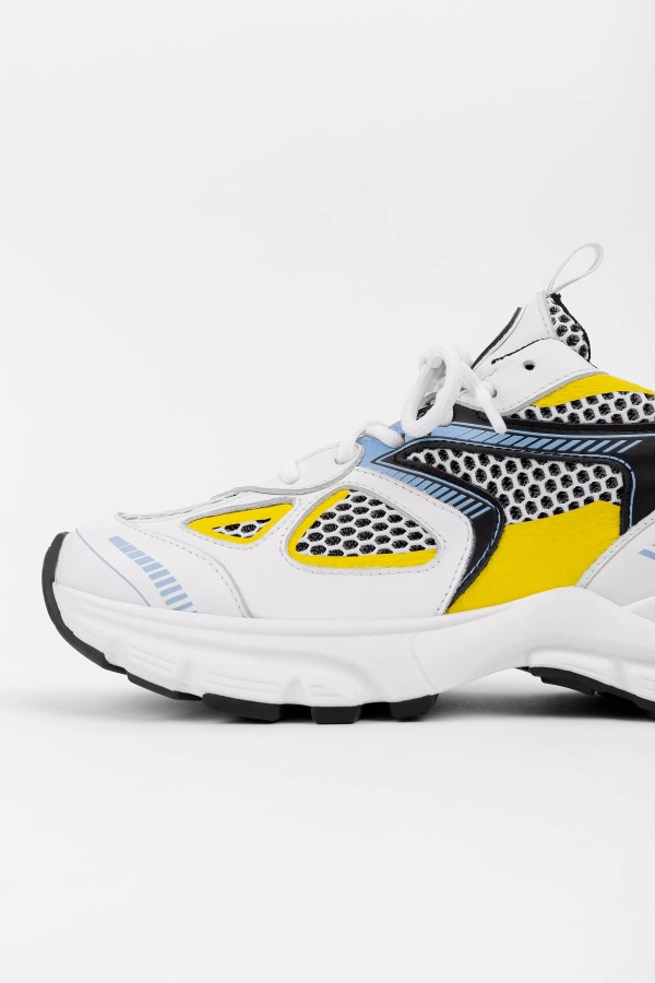 Marathonloper Witte Axel Arigato