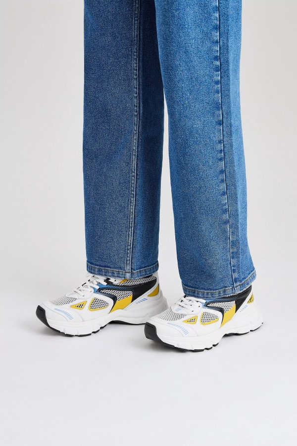 Marathonloper Witte Axel Arigato